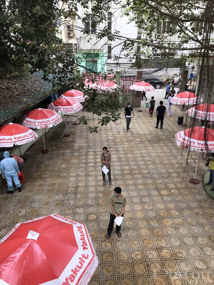 Hà Nội: Hàng trăm tiểu thương chợ Ngã Tư Sở được xét nghiệm nhanh Covid- 19 - ảnh 7