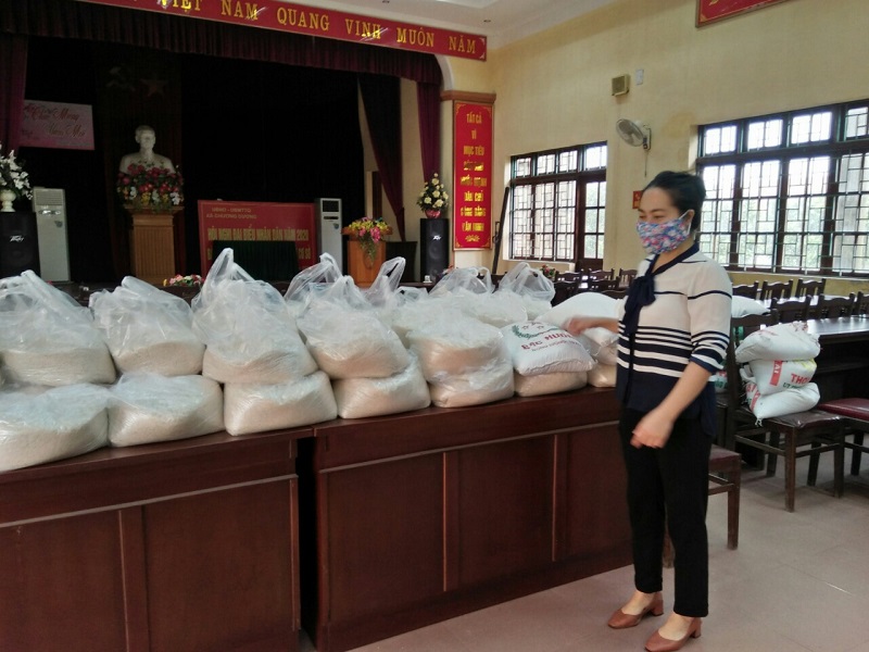 Chị em cán bộ hội viên và các nhà hảo tâm tham gia ủng hộ gạo giúp phụ nữ khó khăn, gia đình bị ảnh hưởng bởi dịch Chị em cán bộ hội viên và các nhà hảo tâm tham gia ủng hộ gạo giúp phụ nữ khó khăn, gia đình bị ảnh hưởng bởi dịch