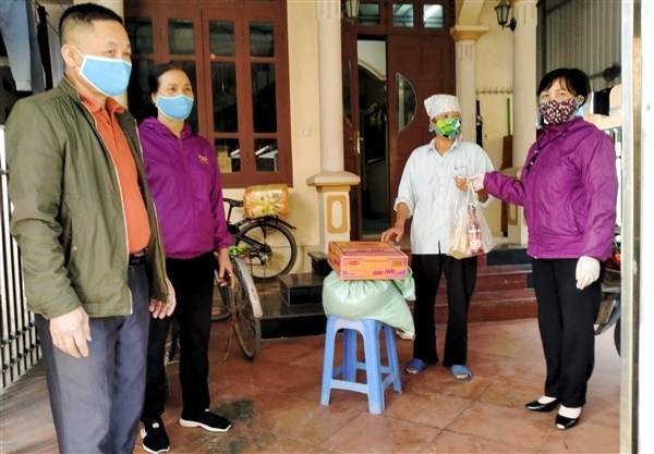Hội LHPN Thị trấn Trâu Quỳ đã đến thăm, hỗ trợ 20 kg gạo, 01 thùng mỳ tôm và các nhu yếu phẩm khác cho hộ gia đình hội viên Nguyễn Minh Nguyệt hiện đang phải thực hiện cách ly y tế tại nhà do tiếp xúc gần với trường hợp F1.