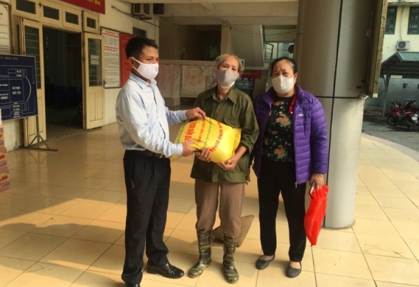 Bà Nguyễn Thị Ngọ, phường Cổ Nhuế 2 nhận quà hỗ trợ ngày 7/4