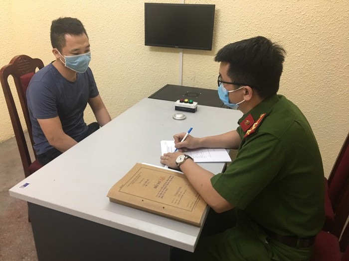 Nguyễn Thăng Long tại cơ quan công an. Nguyễn Thăng Long tại cơ quan công an.