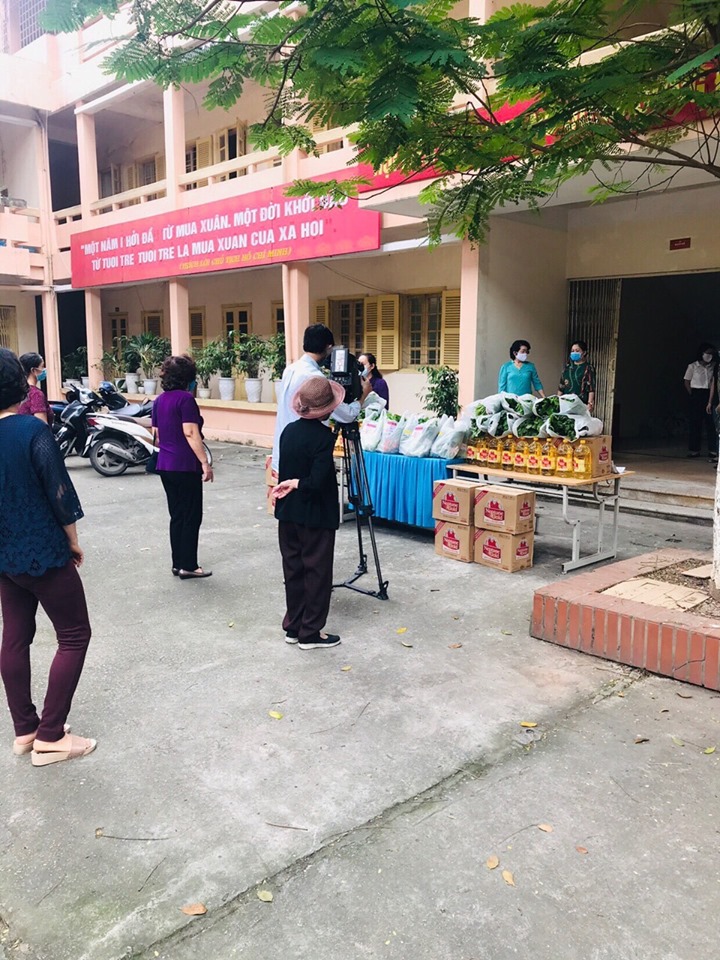 Tại buổi trao quà hỗ trợ, hội viên đến nhận quà đều đảm bảo giữ khoảng cách an toàn 2m