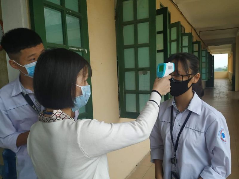 Học sinh được đo thân nhiệt cẩn thận trước khi vào lớp học