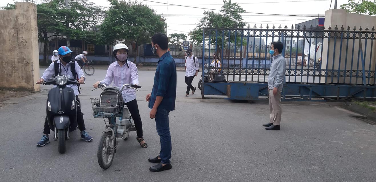 Học sinh đến trường  sau một thời gian dài nghỉ dịch covid 19