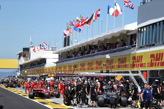 Khu vực kỹ thuật của F1 thường tập trung hàng trăm người, dẫn tới những quan ngại về an toàn trong bối cảnh dịch bệnh lây lan mạnh.