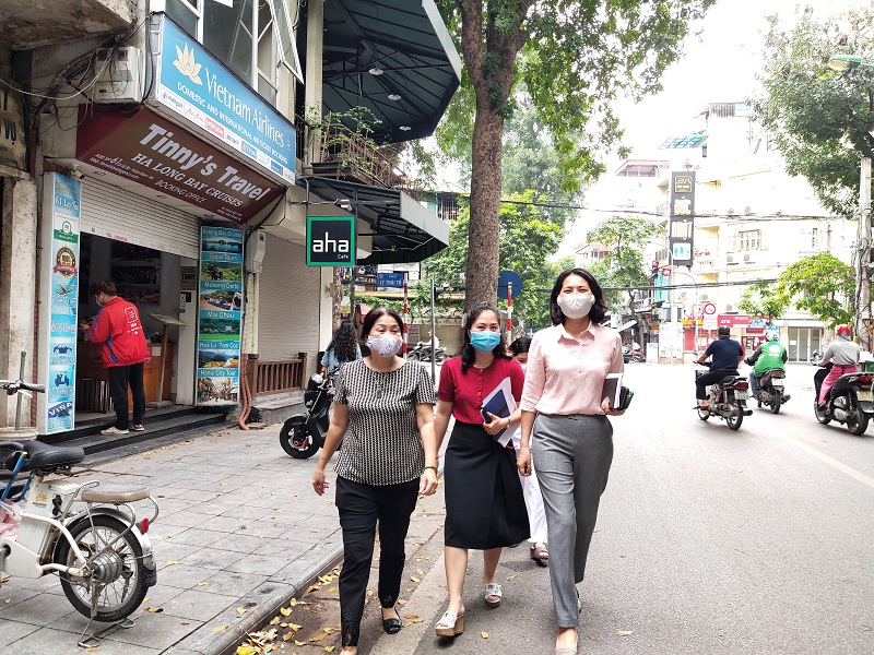 Trước đ&oacute;, Tổ d&acirc;n  trưởng d&acirc;n phố, th&agrave;nh vi&ecirc;n c&aacute;c đo&agrave;n thể đ&atilde; đến từng nh&agrave;  để động vi&ecirc;n, nắm bắt t&igrave;nh h&igrave;nh v&agrave; hỗ trợ kịp thời để đảm bảo cuộc sống cho người d&acirc;n.