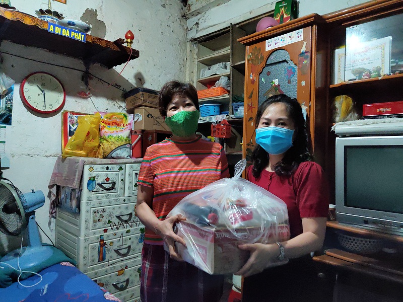 &ldquo;Khi trực tiếp đến trao qu&agrave; cho người d&acirc;n c&oacute; ho&agrave;n cảnh kh&oacute; khăn, c&aacute;c hộ gia đ&igrave;nh rất phấn khởi, cảm động v&igrave; cấp ủy, ch&iacute;nh quyền địa phương, tổ chức Hội Phụ nữ đ&atilde; c&oacute; những quan t&acirc;m hỗ trợ kịp thời&rdquo;, chị Thủy n&oacute;i