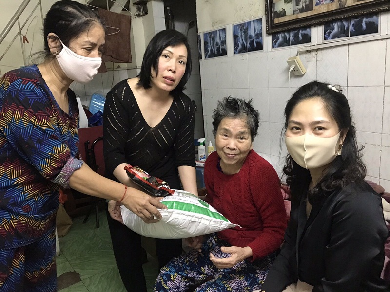 Hội Phụ nữ tặng qu&agrave; cho c&aacute;c gia đ&igrave;nh c&oacute; ho&agrave;n cảnh kh&oacute; khăn bị ảnh hưởng bởi dịch Covid-19