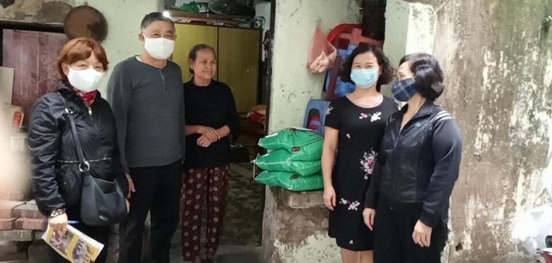 Những gia đình có hoàn cảnh khó khăn, gia đinh bị ảnh hưởng bởi dịch bệnh cảm ơn sự quan tâm chia sẻ của cán bộ hội viên phụ nữ quận Hai Bà Trưng