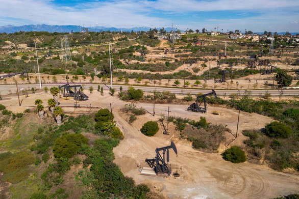 Lần đầu tiên trong lịch sử, giá dầu WTI của Mỹ rơi xuống âm vào ngày 20-4 - Ảnh: AFP