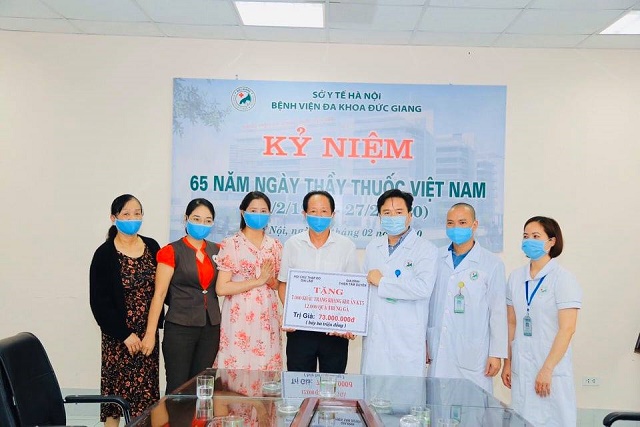 Chị Bùi Thị Kim Thanh, hội viên phụ nữ xã Đa Tốn (người thứ 3 từ trái sang) luôn tích cực trong các hoạt động Hội và nhân đạo, từ thiện