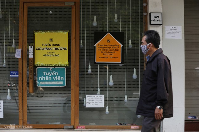 Loạt cửa h&agrave;ng kinh doanh tr&ecirc;n phố Ch&ugrave;a Bộc (H&agrave; Nội) phải tạm đ&oacute;ng cửa v&igrave; Covid-19. Ảnh: Ngọc Th&agrave;nh Bộ T&agrave;i ch&iacute;nh sẽ nghi&ecirc;n cứu tăng thời gian gia hạn nộp thuế thu nhập doanh nghiệp năm 2019, thuế gi&aacute; trị gia tăng, thuế thu nhập c&aacute; nh&acirc;n, tiền thu&ecirc; đất l&ecirc;n
