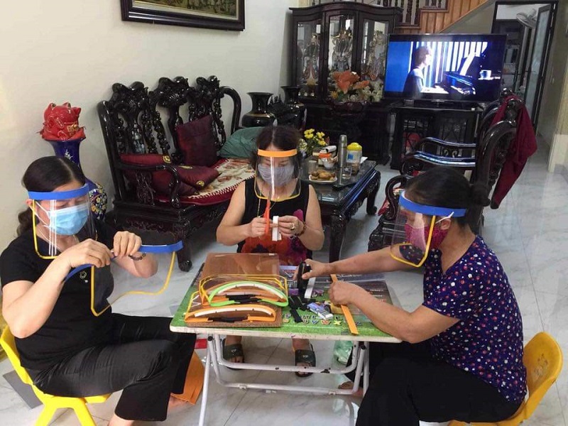 Các cấp Hội Phụ nữ còn vận động cán bộ hội viên phụ nữ tham gia làm mũ chắn giọt bắn ủng hộ lực lượng tuyến đầu chống dịch