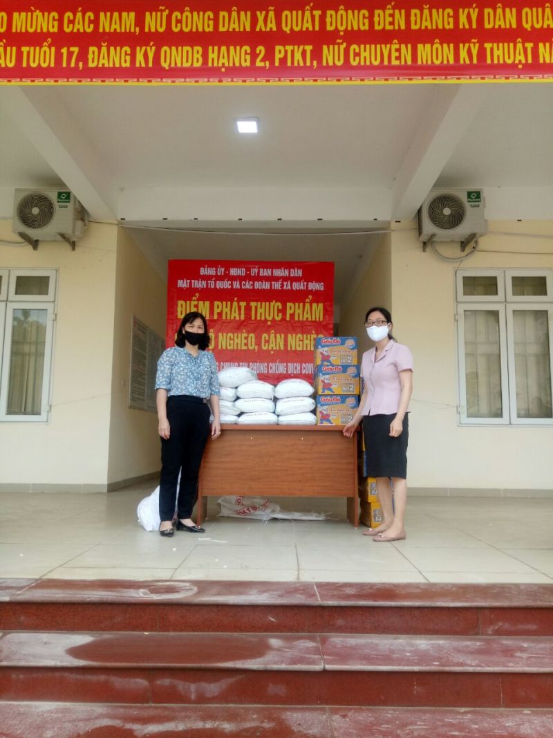 Điểm phát thực phẩm hỗ trợ người nghèo, cận nghèo của xã Quất Động