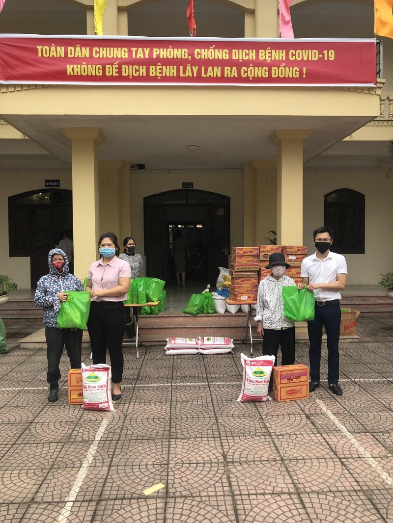 Hội Phụ nữ xã Yên Viên tặng 10 suất quà cho hội viên phụ nữ có hoàn cảnh khó khăn