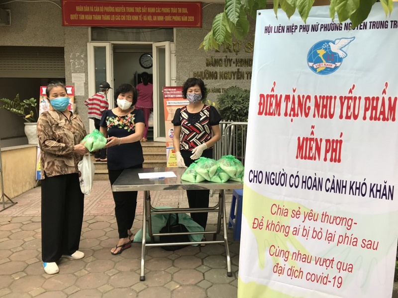 Hội LHPN phường Nguyễn Trung Trực tổ chức điểm phát tặng nhu yếu phẩm miễn phí cho người có hoàn cảnh khó khăn tại trụ sở UBND phường