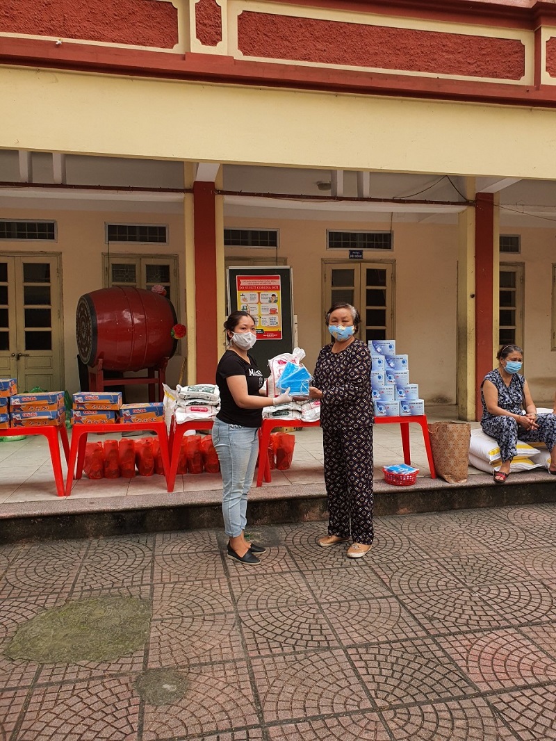 Hội Phụ nữ các cấp quận Ba Đình tiếp tục phát nhu yếu phẩm và quà cho hội viên khó khăn