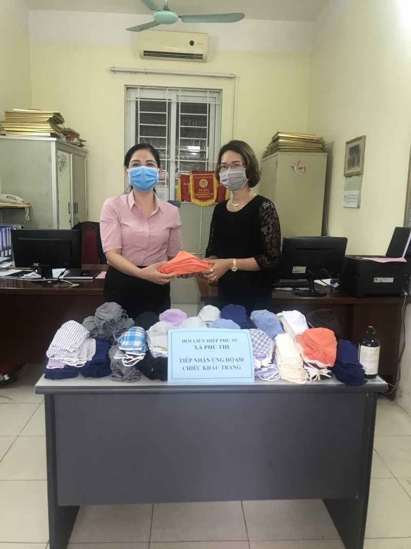 Chị Trần Thị Lan ủng hộ 650 khẩu trang vải cho Hội LHPN xã Phú Thị để phát miễn phí cho nữ tiểu thương