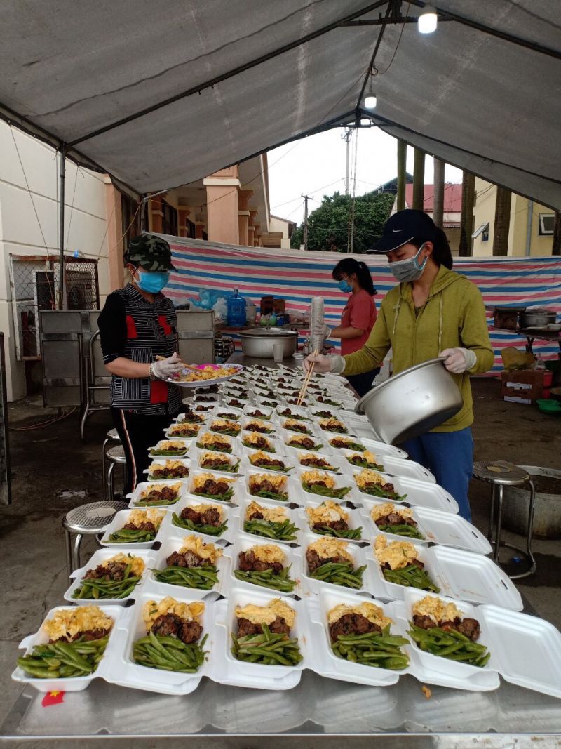 Phụ nữ xã Mê Linh tiếp tục tham gia công tác phục vụ hậu cần