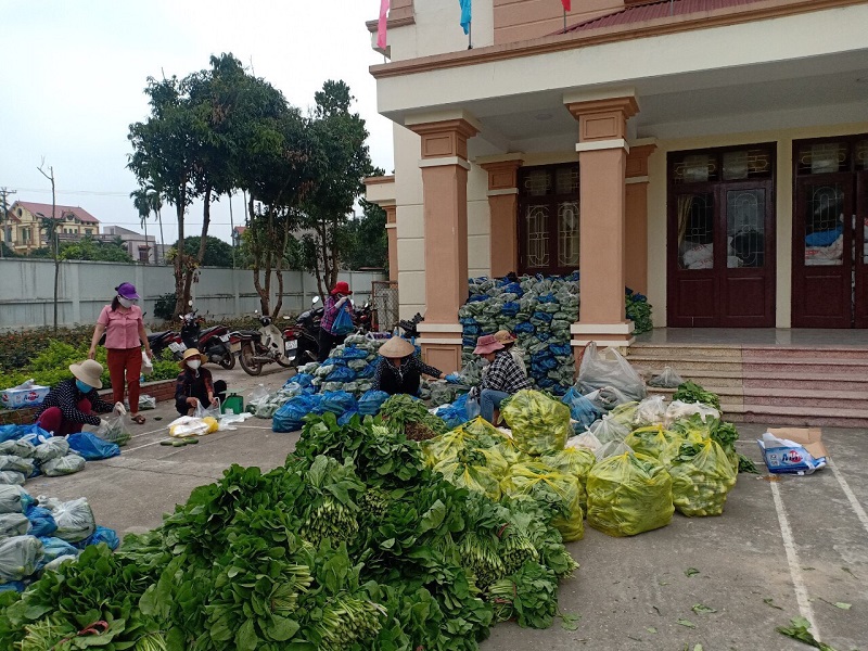 Chị em cán bộ hội viên phụ nữ ủng hộ nhu yếu phẩm gồm gạo, rau xanh, quả quả, trứng giúp người dân cách ly tại Hạ Lôi
