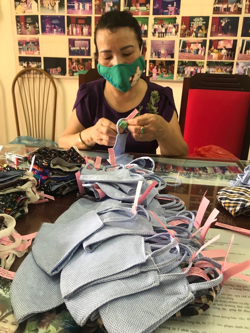 Những chiếc khẩu trang vải  do chị em hội viên phụ nữ làm  sẽ được chuyển tới người dân thôn Hạ Lôi
