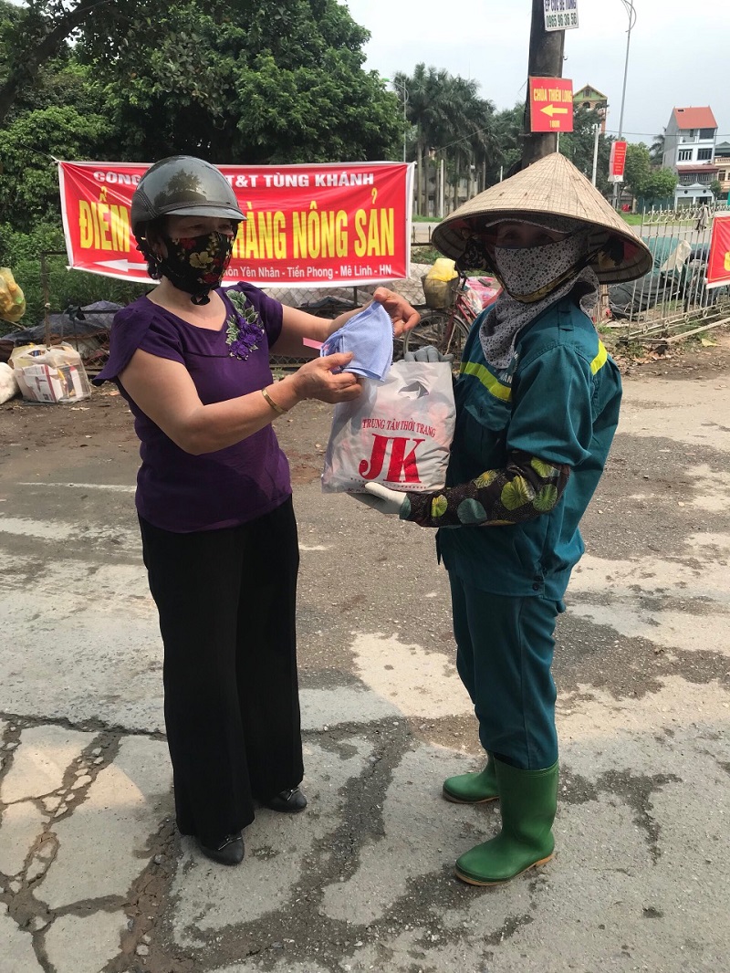 Hội Phụ nữ tiếp tục tặng khẩu trang cho người dân