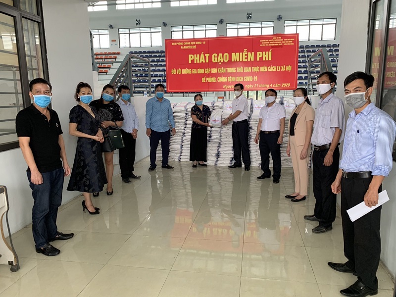 Cán bộ Hội tham gia ủng hộ gạo cho điểm phát gạo miễn phí