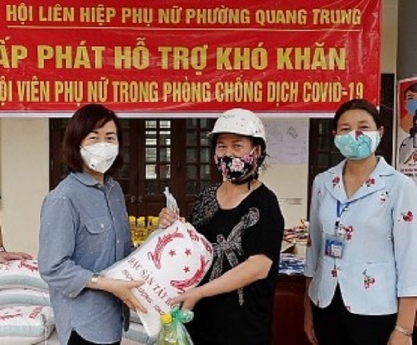 Hội LHPN phường Quang Trung đã trao quà gồm nhu yếu phẩm, khẩu trang … cho hội viên khó khăn