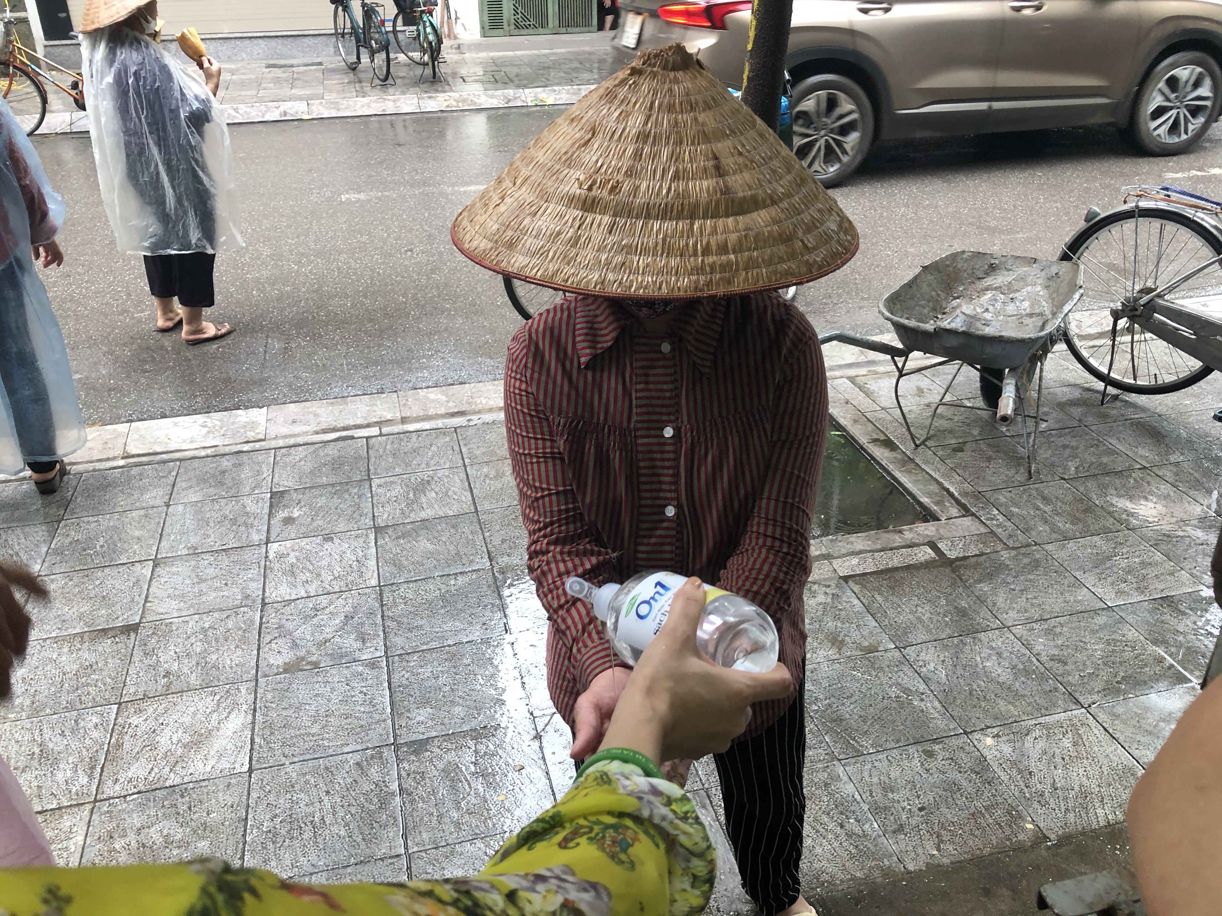 Người dân nhận quà từ Trung tâm hỗ trợ phát triển phụ nữ Hà Nội.