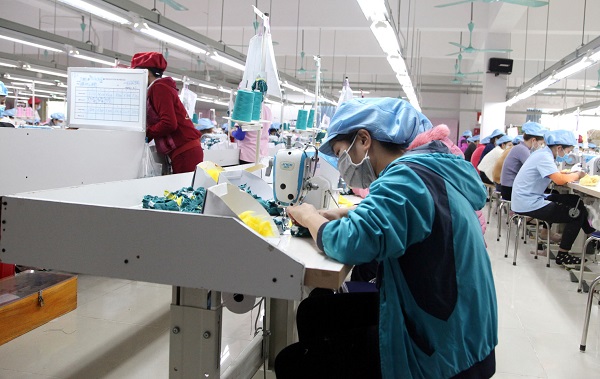 C&ocirc;ng nh&acirc;n c&ocirc;ng ty TNHH JY vừa ph&ograve;ng dịch, vừa ho&agrave;n thiện sản phẩm.