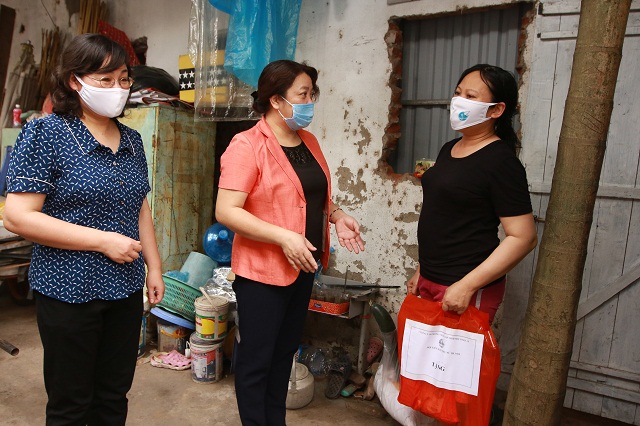 Đồng chí Nguyễn Thị Thu Thủy, Phó Chủ tịch Thường trực Hội LHPN Hà Nội và đồng chí Bùi Thị Trinh, Chủ tịch Hội LHPN quận Bắc Từ Liêm chia sẻ khó khăn với nữ lao động nhập cư Nguyễn Thị Bắc