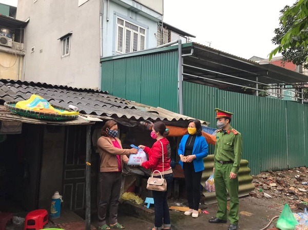 L&atilde;nh đạo phường Ph&uacute;c X&aacute;, quận Ba Đ&igrave;nh tặng qu&agrave; hỗ trợ lao động nhập cư bị ảnh hưởng do dịch bệnh.