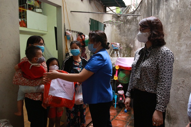 Đồng chí Nguyễn Thị Thu Thủy, Phó Chủ tịch Thường trực Hội LHPN Hà Nội, đồng chí Lê Thị Bích Hà, Chủ tịch Hội LHPN quận Nam Từ Liêm đến thăm, tặng quà, nắm bắt đời sống một lao động nhập cư trên địa bàn Quận