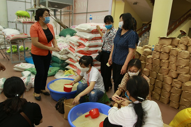 Đoàn công tác đến thăm một điểm phát gạo tại quận Bắc Từ Liêm. Nơi đây đang có nhiều hội viên phụ nữ, người dân tình nguyện tham gia hỗ trợ việc phát gạo tới cộng đồng