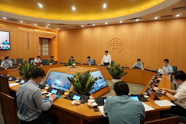 Chủ tịch UBND TP Nguyễn Đức Chung phát biểu kết luận tại Hội nghị trực tuyến BCĐ phòng chống dịch Hà Nội ngày 20/4