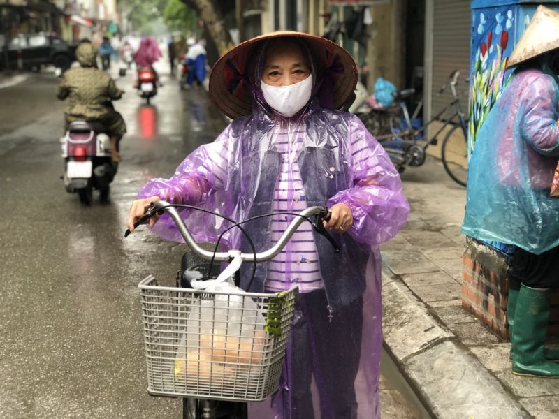 Niềm vui của cụ bà được nhận quà hỗ trợ