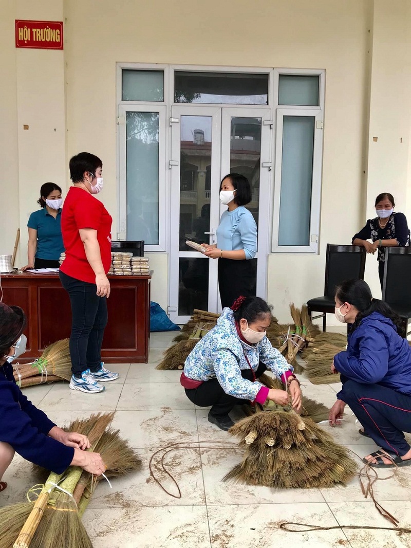 Cán bộ hội viên phụ nữ tham gia ủng hộ tiêu thị tăm, chổi chít cho người khiếm thị trên địa bàn quận