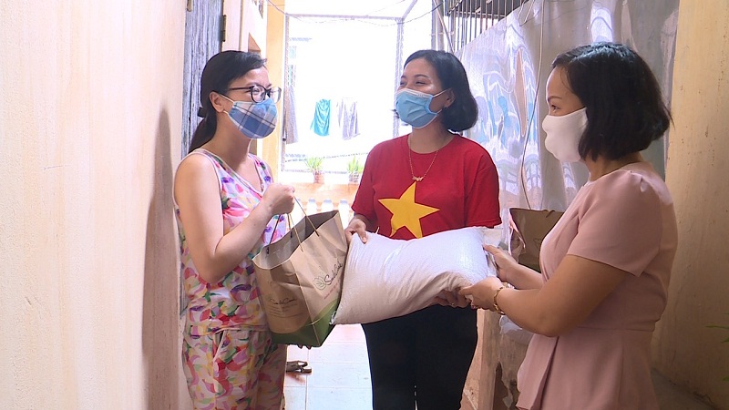 Hội Phụ nữ đã thăm hỏi tặng quà cho các gia đình bị ảnh hưởng bởi dịch bệnh Hội Phụ nữ đã thăm hỏi tặng quà cho các gia đình bị ảnh hưởng bởi dịch bệnh