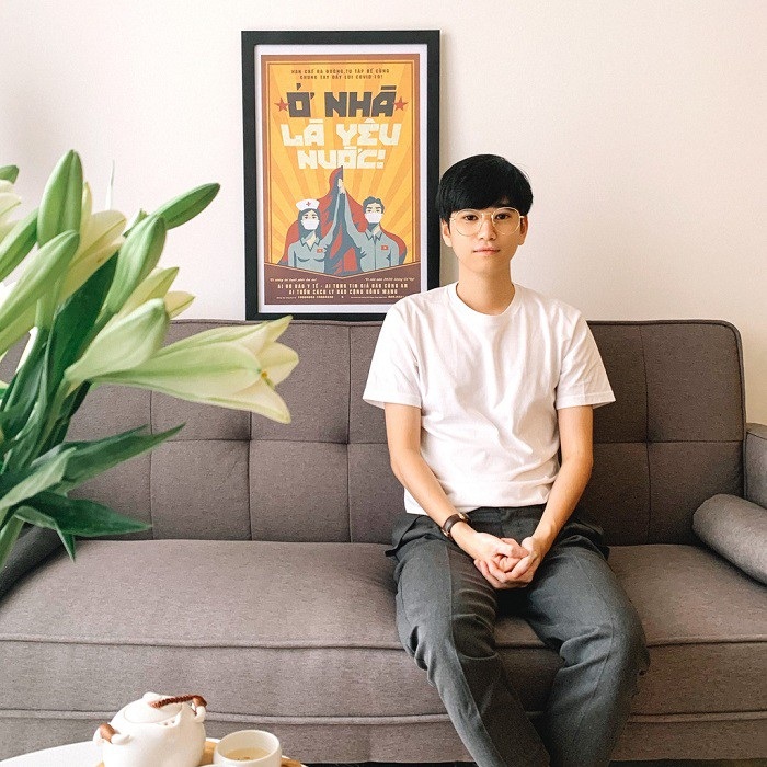 Họa sĩ L&ecirc; Đức Hiệp b&ecirc;n bức tranh cổ động 