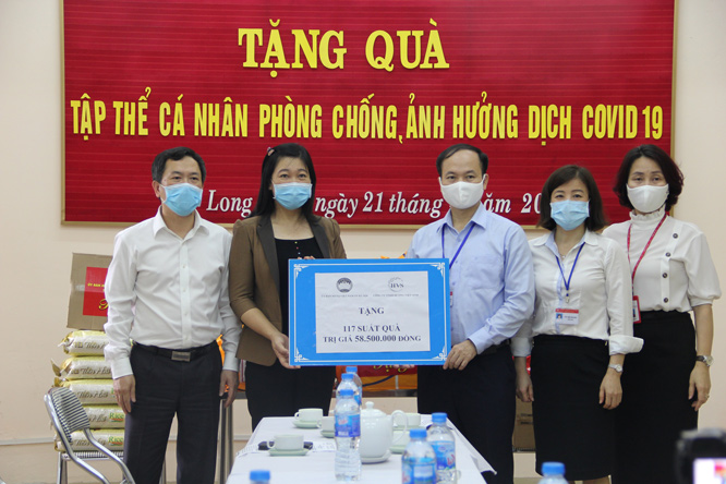 Ủy viên Ban Thường vụ Thành ủy, Chủ tịch Ủy ban Mặt trận Tổ quốc Việt Nam thành phố Hà Nội Nguyễn Lan Hương trao quà hỗ trợ cho Ban Chỉ đạo phòng, chống dịch Covid-19 quận Long Biên. Ủy viên Ban Thường vụ Thành ủy, Chủ tịch Ủy ban Mặt trận Tổ quốc Việt Nam thành phố Hà Nội Nguyễn Lan Hương trao quà hỗ trợ cho Ban Chỉ đạo phòng, chống dịch Covid-19 quận Long Biên.