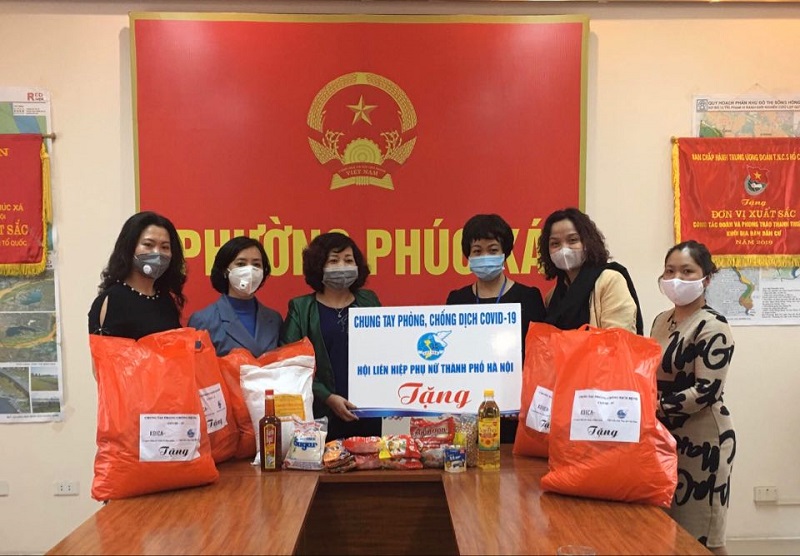 Đồng chí Lê Thị Thiên Hương - Phó Chủ tịch Hội LHPN Hà Nội trao quà cho đại diện Hội LHPN Quận Ba Đình.