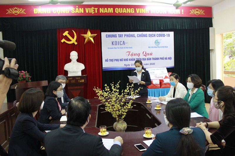 Đồng chí Nguyễn Lan Hương- Chủ tịch Hội LHPN quận Đống Đa báo cao nhanh về công tác phòng chống dịch bệnh của các cấp Hội Phụ nữ trong thời gian qua.Thời gian qua, phát huy truyền thống của dân tộc Việt Nam, tương thân, tương ái, phẩm chất nhân hậu của phụ nữ Việt Nam, tổ chức kịp thời các hoạt động chia sẻ, hỗ trợ, giúp đỡ hộ gia đình nghèo, cận nghèo, khó khăn, phụ nữ kinh doanh bị ảnh hưởng  và phụ nữ yếu thế; cán bộ hội viên ủng hộ: Tặng 1462 suất quà với 5 tấn gạo, 1.660 lít dầu, 3.750 gói gia vị, 1000 túi rau và một số thực phẩm khác, khẩu trang, xà phòng tổng trị giá là 250 triệu đồng...