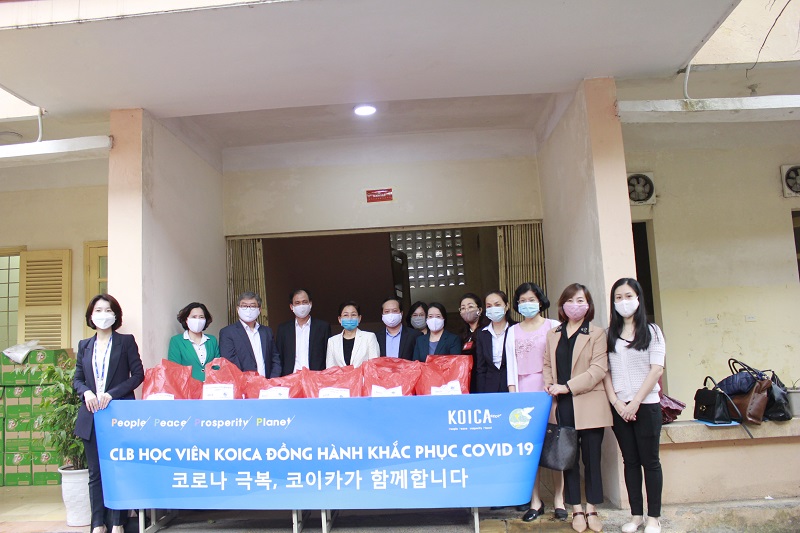 Để đảm bảo quy định phòng chống dịch, tại các buổi trao quà ở các địa bàn, đoàn công tác đã trao biển tượng trưng cho các phụ nữ thông qua đại diện chính quyền, Hội LHPN cơ sở. Sau đó, các đoàn công tác đã đến tận nhà ở và nơi trọ của một số đại diện hội viên phụ nữ để thăm hỏi, tìm hiểu cuộc sống, nguyện vọng và trực tiếp trao quà cho chị em.