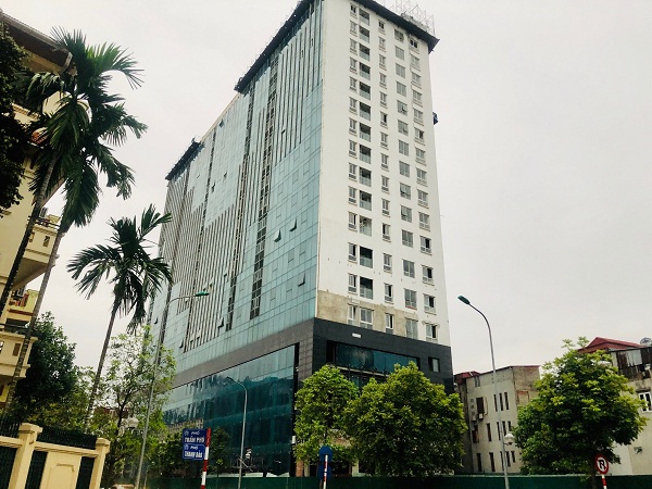 Tòa nhà sai phép 8B Lê Trực. Ảnh: Thùy Chi