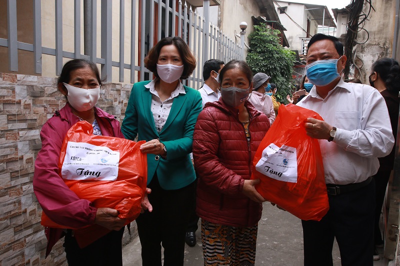 Đồng chí Nguyễn Kim Hoàng, Phó Trưởng ban Dân vận Thành ủy Hà Nội (áo trắng) và đồng chí Lê Kim Anh - Chủ tịch Hội LHPN Hà Nội  (áo xanh) trao quà cho bệnh nhân chạy thận tại bệnh viện Bạch Mai, hiện đang sinh sống tại địa bàn quận Hai Bà Trưng