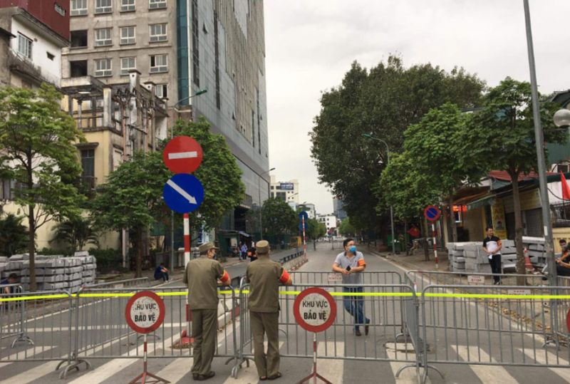 Phân luồng giao thông để thực hiện tháo dỡ giai đoạn 2 công trình 8B Lê Trực - ảnh 1