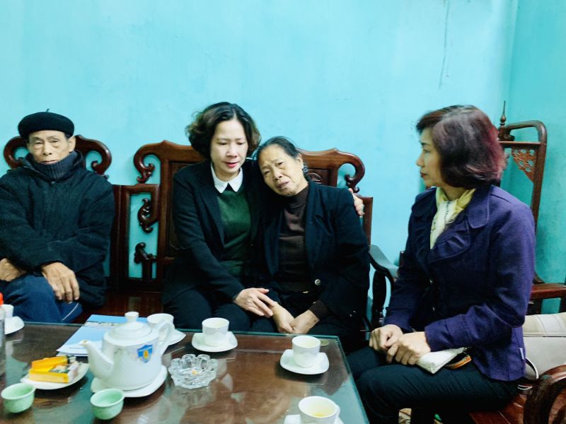 Chủ tịch Hội LHPN Hà Nội Lê Kim Anh cùng đoàn công tác của Hội LHPN Hà Nội thăm hỏi, động viên gia đình Liệt sỹ Nguyễn Huy Thịnh - Phó Trung đoàn trưởng Trung đoàn Cảnh sát Cơ động