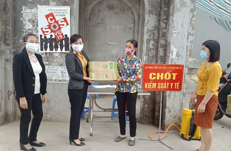 Hội LHPN Thị trấn Phúc Thọ tặng quà cho chốt kiểm soát y tế tại địa phương.