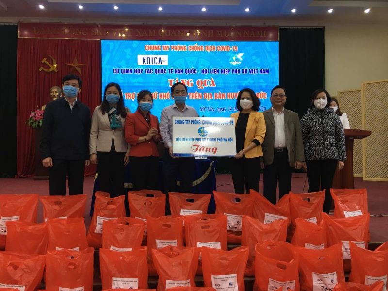 Các đồng chí: Nguyễn Kim Hoàng - Phó Trưởng ban dân vận Thành ủy và  Phạm Thị Thanh Hương - Phó Chủ tịch Hội LHPN Hà Nội trao các phần quà hỗ trợ cho huyện Mỹ Đức