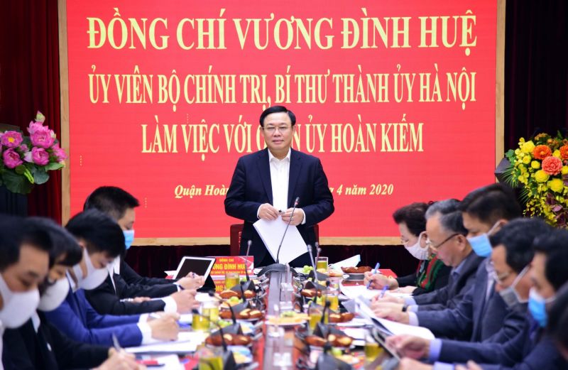 Bí thư Thành ủy Vương Đình Huệ phát biểu tại buổi làm việc tại Quận ủy Hoàn Kiếm. Ảnh: Thùy Linh
